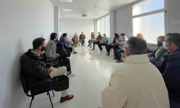 La delegada de Salud se reúne con representantes ciudadanos y políticos en el centro de salud Ángel Salvatierra