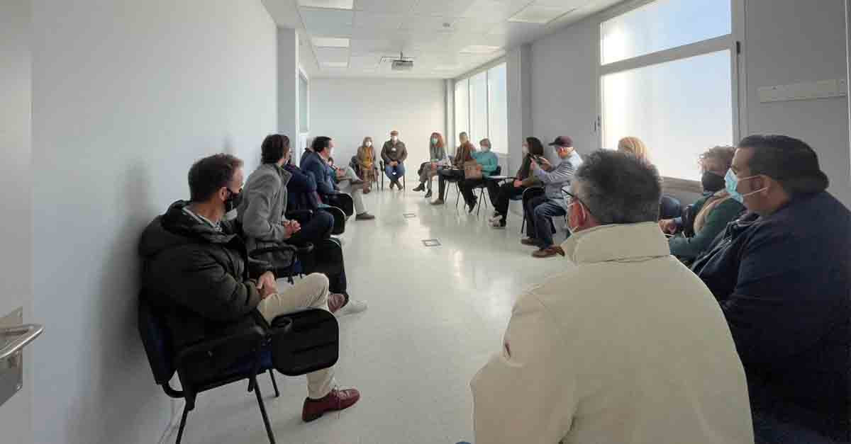 La delegada de Salud se reúne con representantes ciudadanos y políticos en el centro de salud Ángel Salvatierra