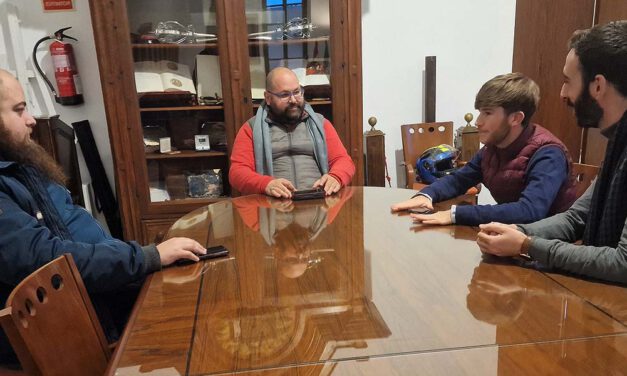 Bello informa a la Banda de Cornetas y Tambores Alfonso X sobre la cesión de un local municipal