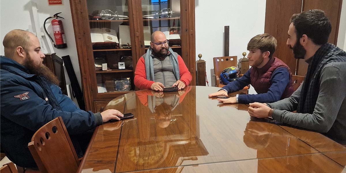 Bello informa a la Banda de Cornetas y Tambores Alfonso X sobre la cesión de un local municipal