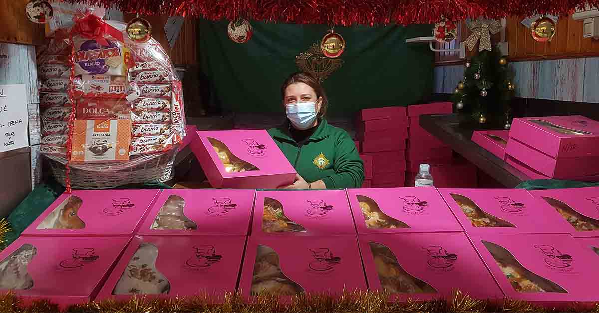 La Veracruz vende sus Roscones de Reyes en el Mercado Solidario en la Plaza de Abastos