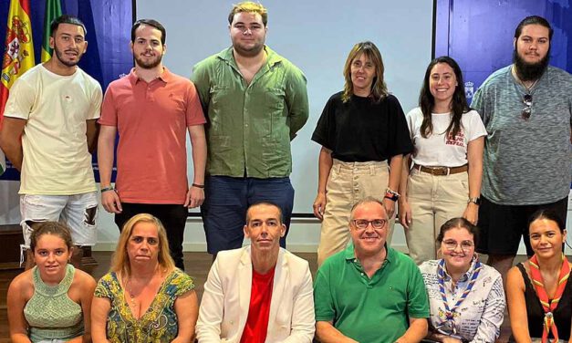 Calleja se reúne con los participantes en la confección de la alfombra de sal de la Patrona