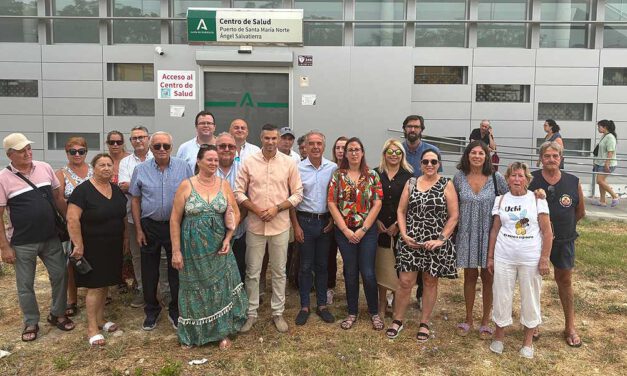 El PSOE se concentra contra "los recortes sanitarios de la Junta en El Puerto"