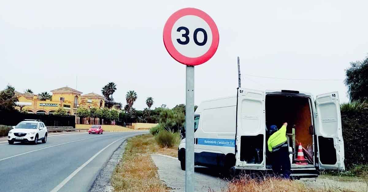El Puerto instala nuevas señales de 30 km/h en vías de un solo carril