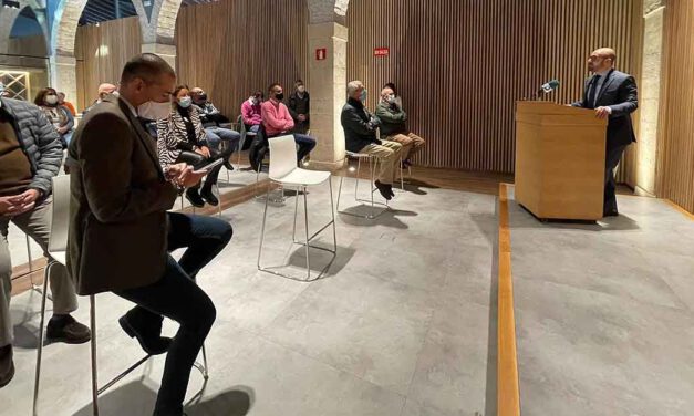 Entregados los artículos subastados de la campaña "El Puerto solidario de Primera"