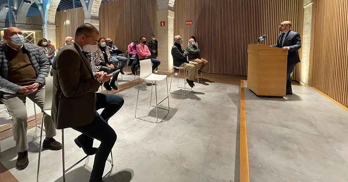 Entregados los artículos subastados de la campaña "El Puerto solidario de Primera"