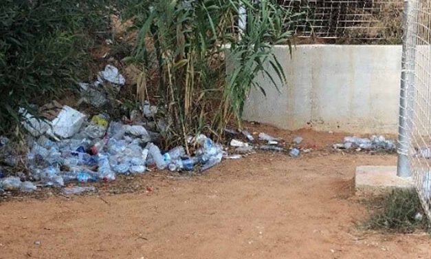 Vox El Puerto denuncia la falta de mantenimiento y limpieza del campo de fútbol de El Águila