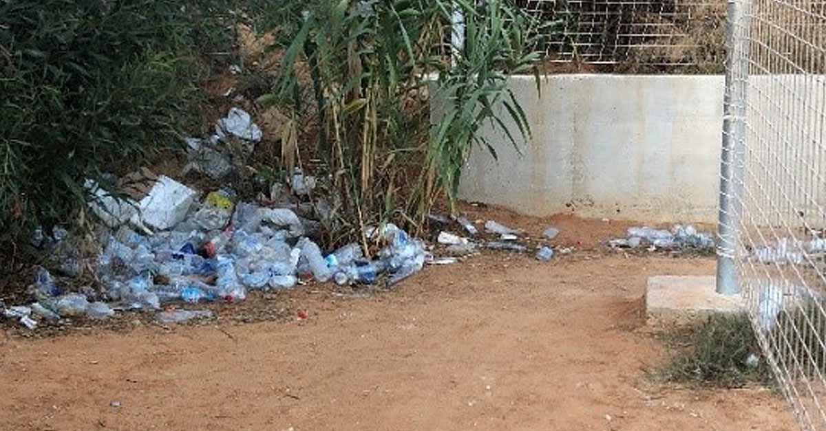 Vox El Puerto denuncia la falta de mantenimiento y limpieza del campo de fútbol de El Águila