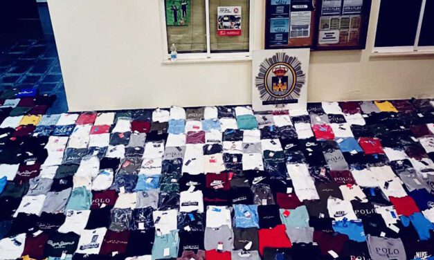 La Policía Local de El Puerto decomisa 285 prendas falsificadas en Valdelagrana