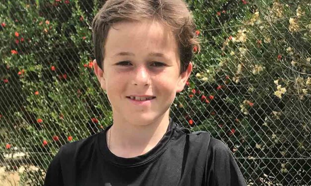 Nuevo éxito para el tenista Louis d’Auzac, que se trae para El Puerto el trofeo del torneo Tepatos en Sevilla