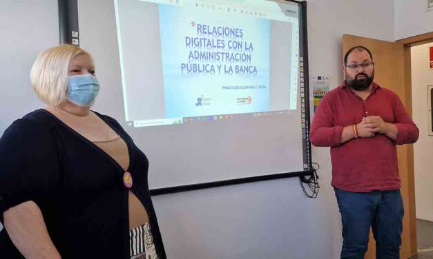 El Centro Cívico acoge un taller para ‘cerrar la brecha digital’