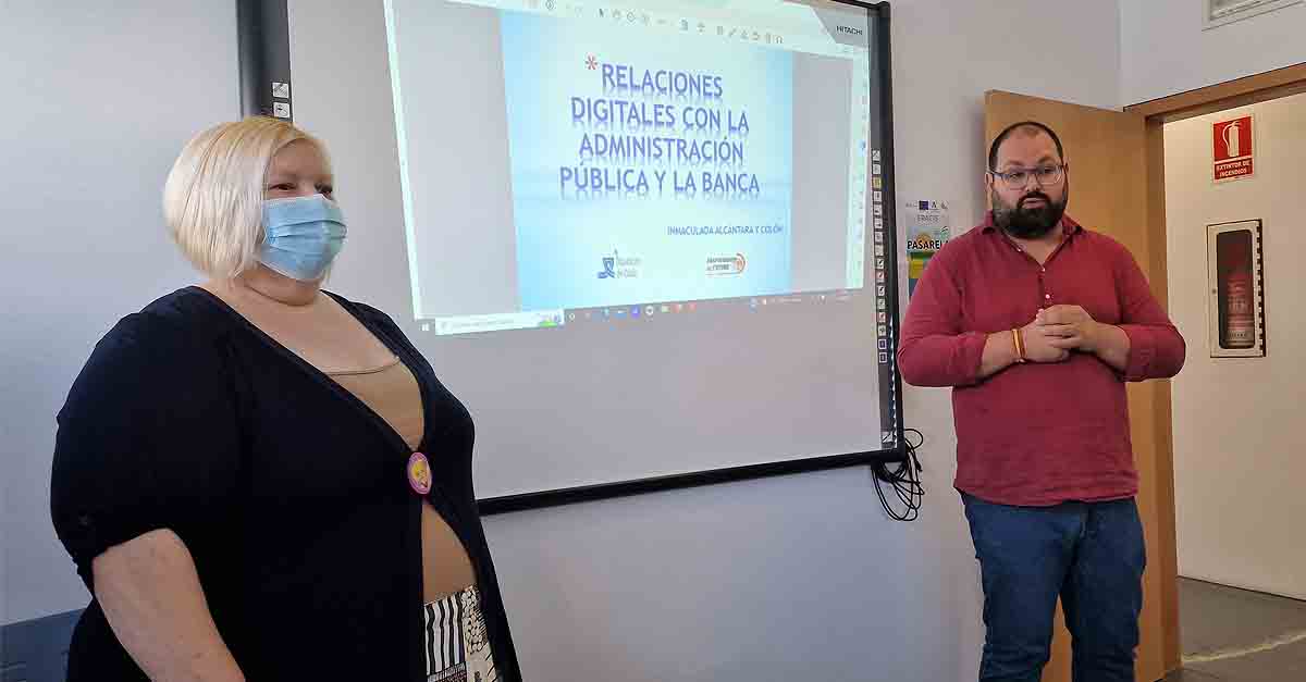 El Centro Cívico acoge un taller para ‘cerrar la brecha digital’