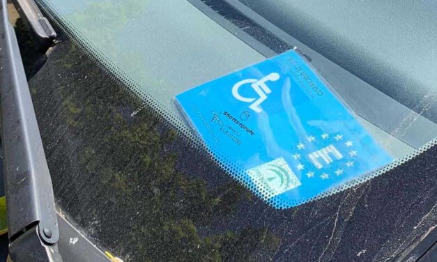 Sancionan a una conductora por utilizar la tarjeta de aparcamiento para personas con movilidad reducida a nombre de otra persona