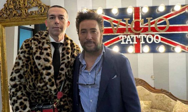 Calleja visita Vicio Tattoo, una de las marcas de tatuaje más reconocida en Andalucía, ubicada en Plaza del Polvorista, 7