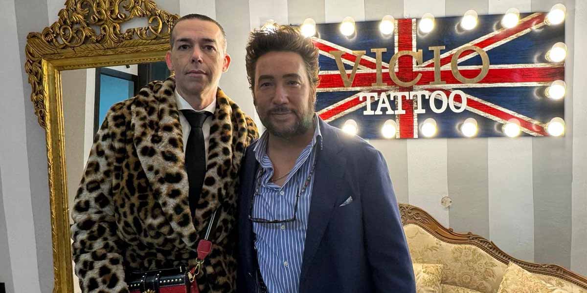 Calleja visita Vicio Tattoo, una de las marcas de tatuaje más reconocida en Andalucía, ubicada en Plaza del Polvorista, 7