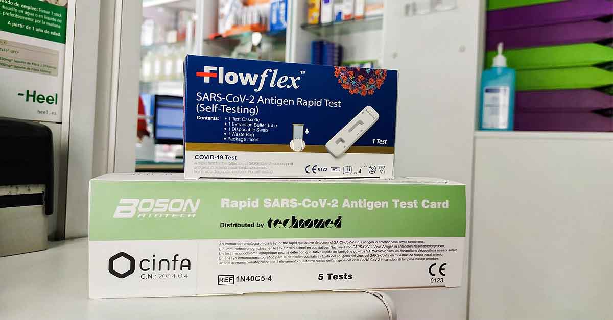 Los autotest de antígenos vuelan de las farmacias portuenses en el primer día de venta sin receta