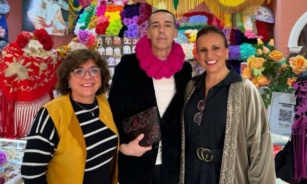 Calleja visita la Tienda Chari Pérez tras la llegada de toda su colección de Feria