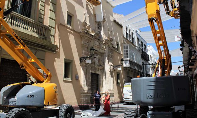 La instalación de toldos que se ubican en la calle Luna se encuentran en su fase final