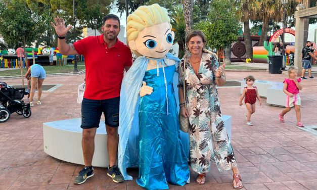 La Plaza de la Tradición en Barriada La Playa se llenó de gran ambiente este sábado en una animada fiesta