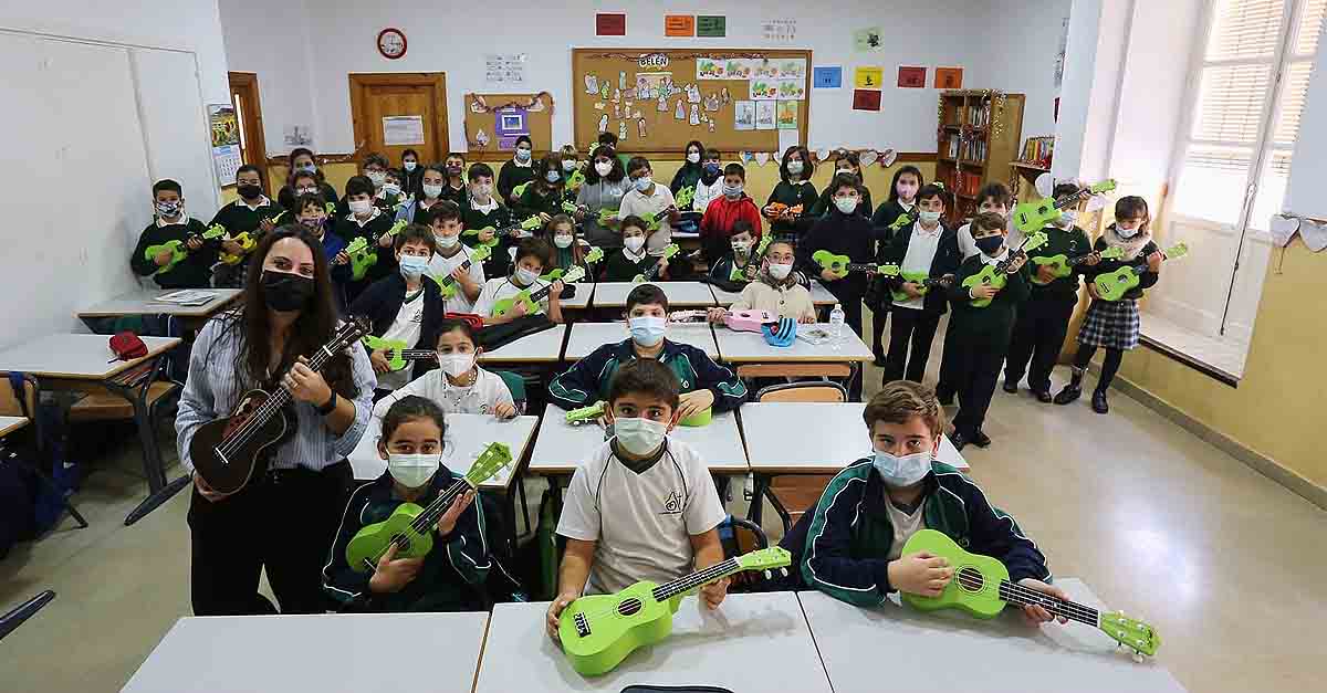 El ukelele aterriza en las aulas de Las Carmelitas de la mano de la joven docente Maribel Albeli