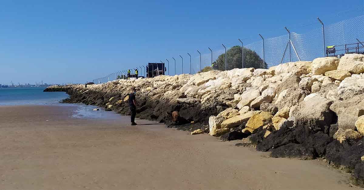 Autoridad Portuaria instala una valla en el espigón de Valdelagrana