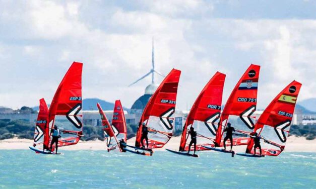 Arranca el 'International iQFOil Games Andalucía/Bahía de Cádiz' con algunos de los mejores windsurfistas del planeta