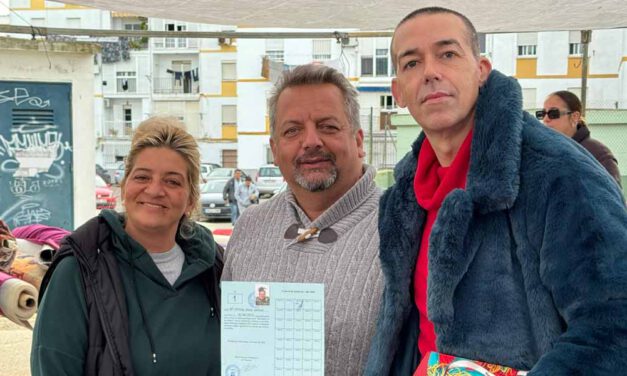 Entregadas las tarjetas de renovación del "Mercadillo de los Martes"