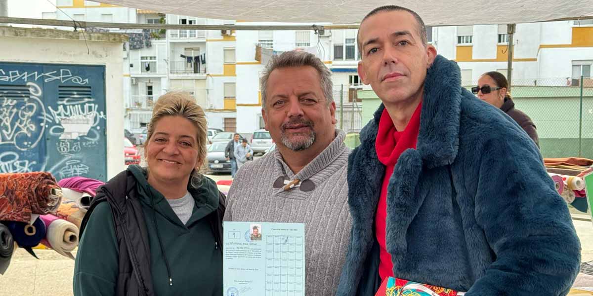 Entregadas las tarjetas de renovación del "Mercadillo de los Martes"