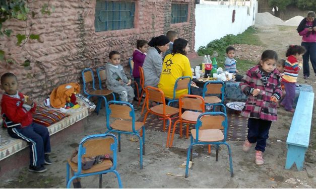 Jóvenes que se lanzan a la aventura turística y sociocultural en la costa de Marruecos