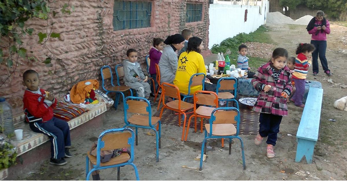 Jóvenes que se lanzan a la aventura turística y sociocultural en la costa de Marruecos