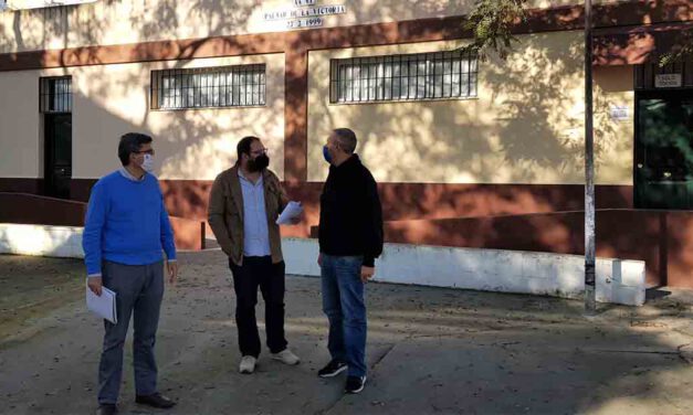 Javier Bello visita la AAVV Palmar de la Victoria