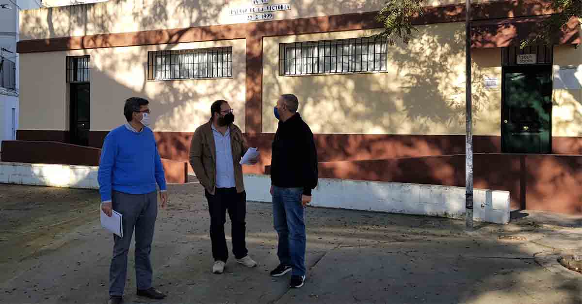 Javier Bello visita la AAVV Palmar de la Victoria