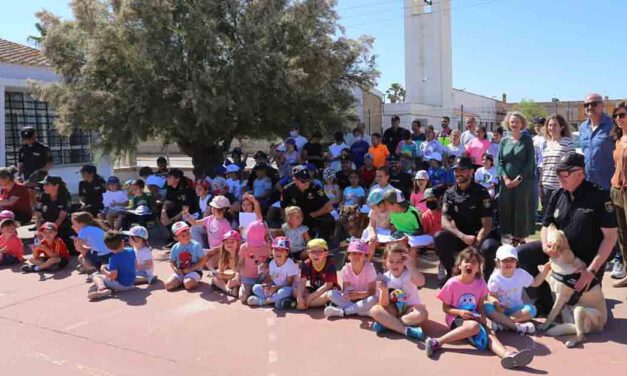 La Policía Nacional realiza una exhibición en el CEIP Castillo Doña Blanca