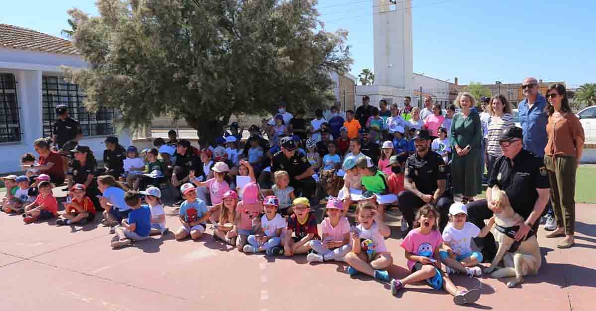 La Policía Nacional realiza una exhibición en el CEIP Castillo Doña Blanca