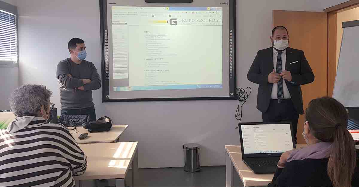 Inaugurado en el Centro Cívico el curso "Introducción a la informática y las redes sociales"