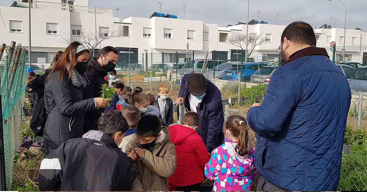 Alumnos de 1º de Primaria y del Aula Específica del CEIP “La Florida” visitan los huertos ecológicos