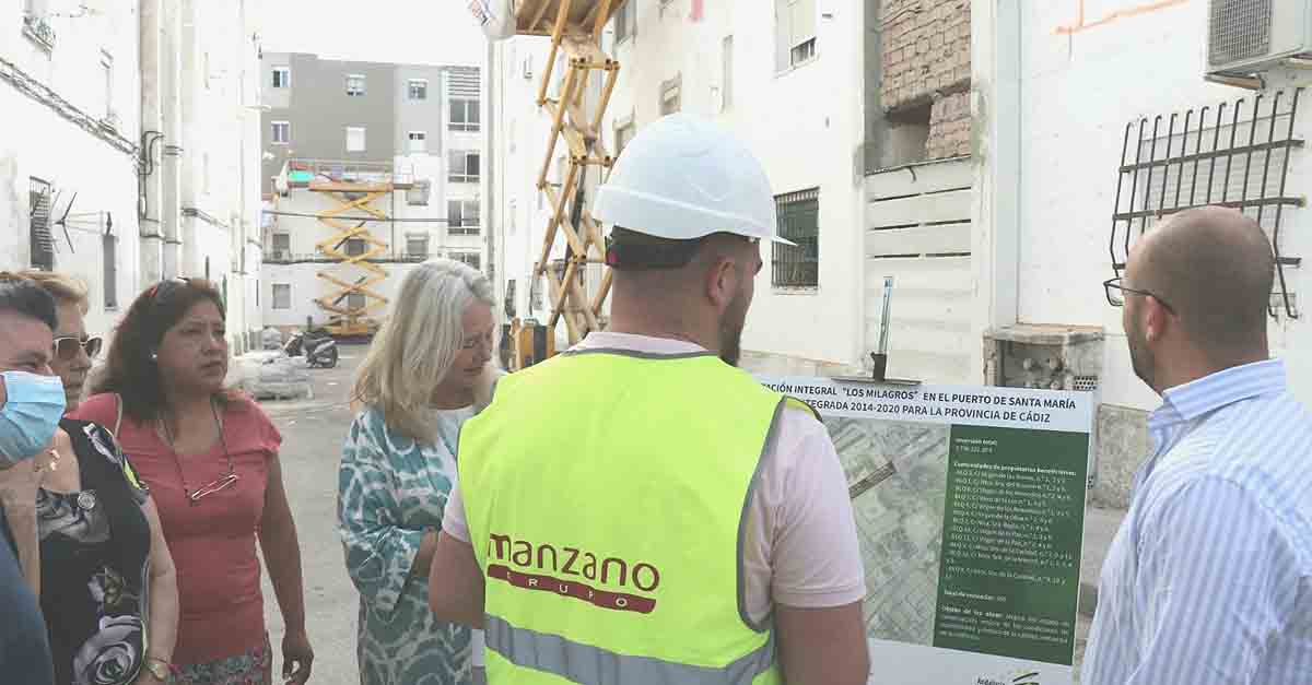 Beardo supervisa con los vecinos y técnicos las obras de rehabilitación de la barriada de Los Milagros