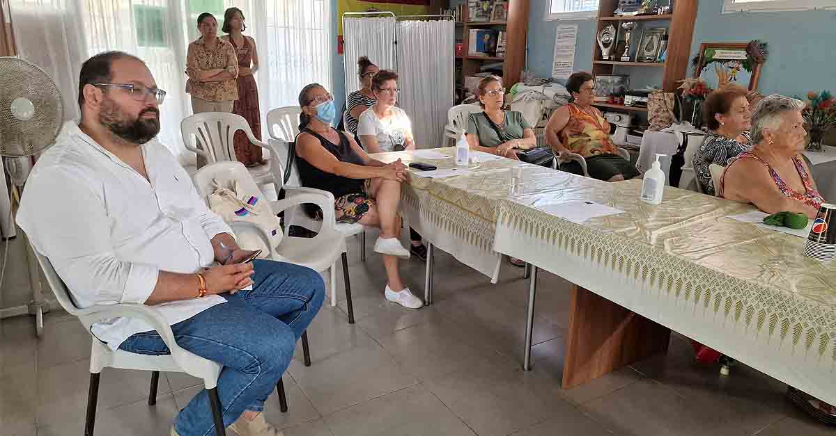 La sede de la AA VV Los Milagros acogió la proyección de "Esperanza de honor", de Carla Calderón