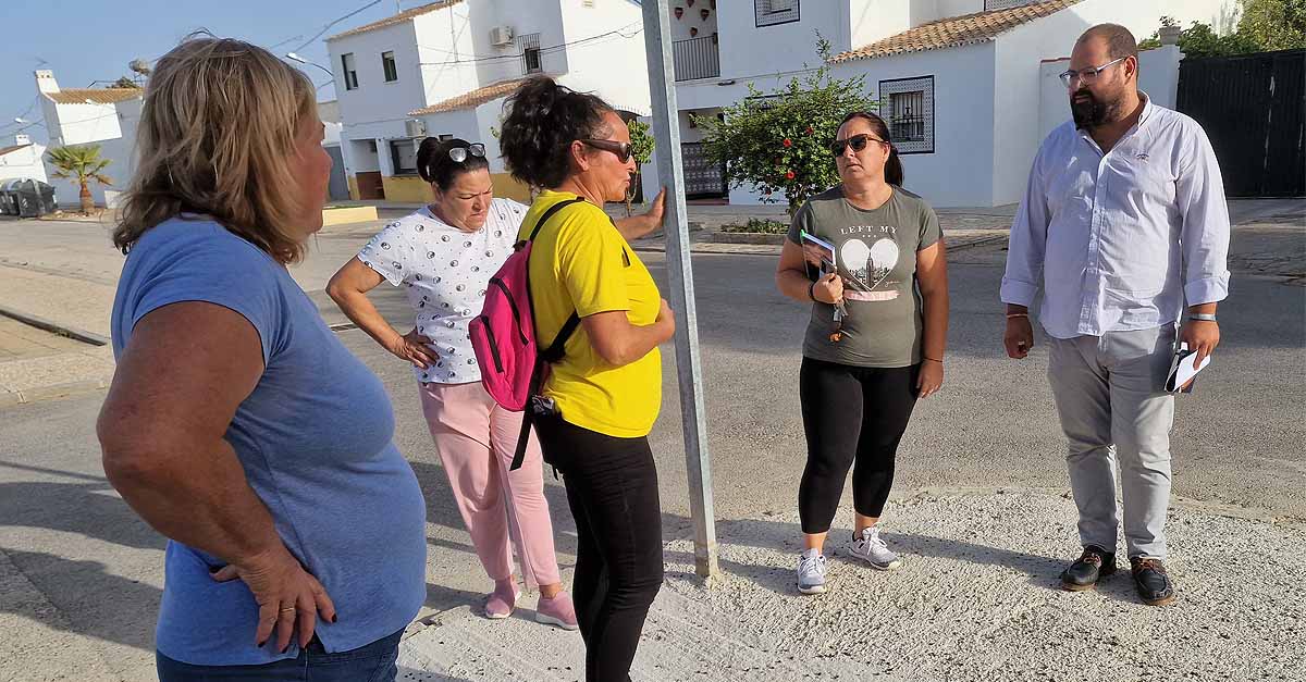 Bello valora las obras del PROFEA con los vecinos de Doña Blanca