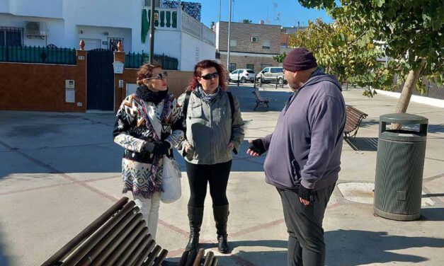 Montse Pecho, de por El Puerto 100X100, visita el barrio de El Tejar