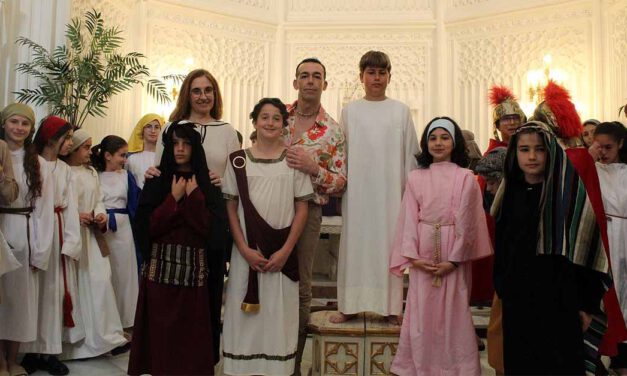 El colegio Las Carmelitas realiza una gran representación de "La Pasión de Cristo"