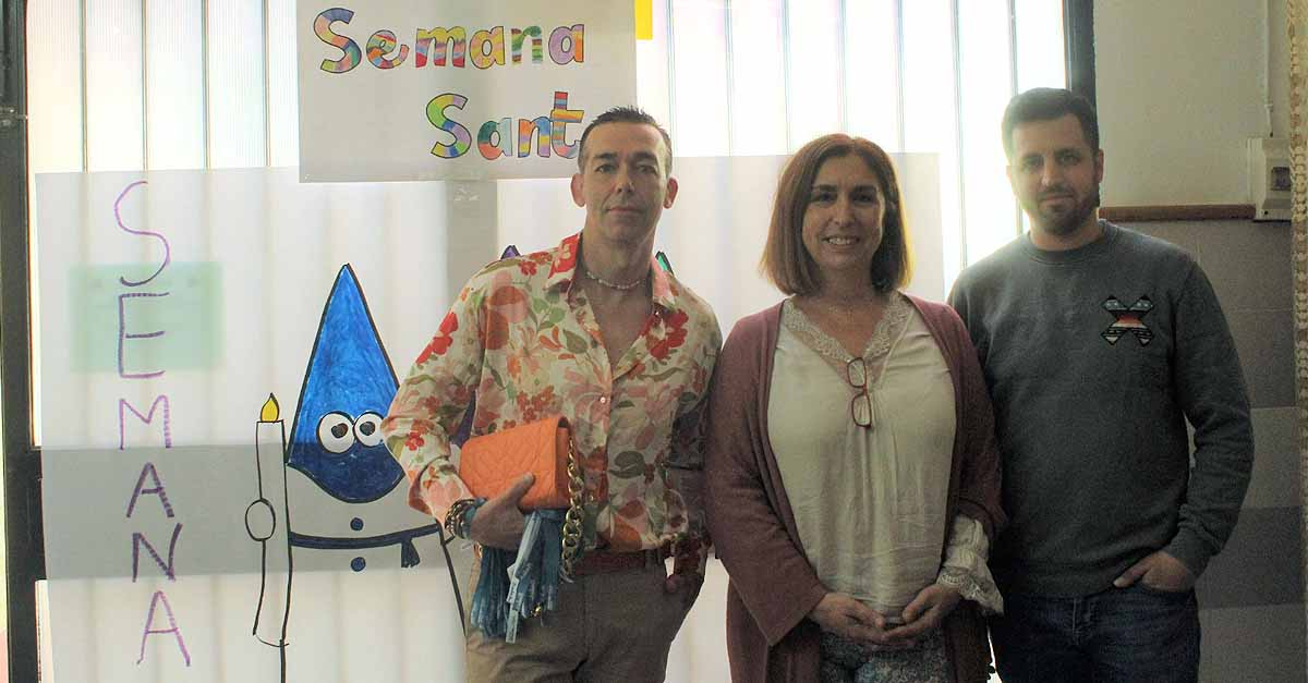 Calleja visita el II Museo de Semana Santa en el CEIP Cristóbal Colón