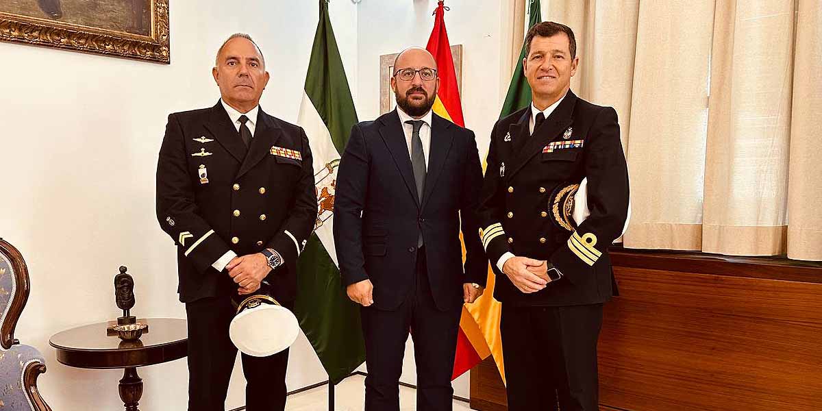 El alcalde de El Puerto Germán Beardo recibe al nuevo Comandante Naval de Cádiz