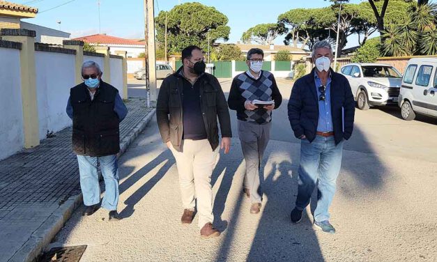 Javier Bello visita la Asociación de Vecinos Las Viñas para conocer sus peticiones