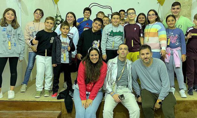 David Calleja acompaña a la comparsa infantil "Los discípulos" en su ensayo