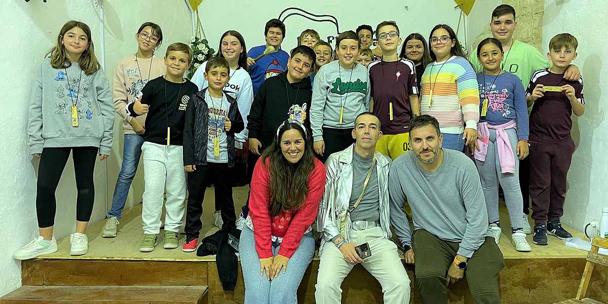 David Calleja acompaña a la comparsa infantil "Los discípulos" en su ensayo