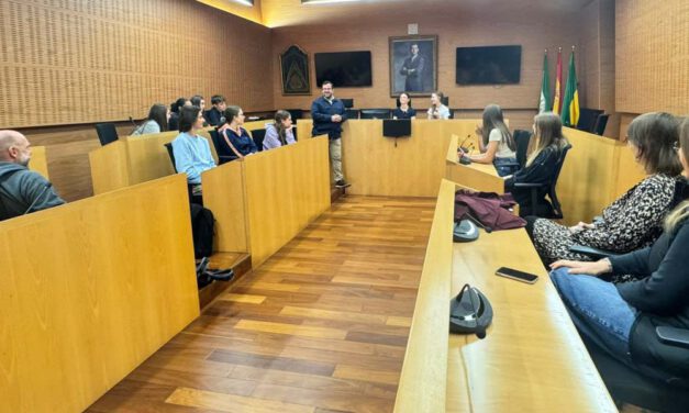 Estudiantes de Alemania de un intercambio del Colegio Sagrado Corazón - Vedruna visitan el Ayuntamiento