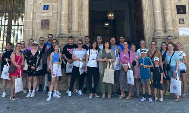 Turismo difunde los atractivos de El Puerto entre los acompañantes de los baloncestistas islandeses que participan en el Campus del base José Antonio Medina
