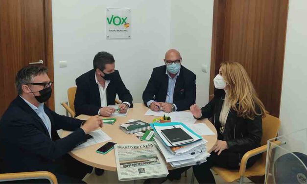 El portavoz de Vox en el Parlamento de Andalucía visita el Ayuntamiento de El Puerto