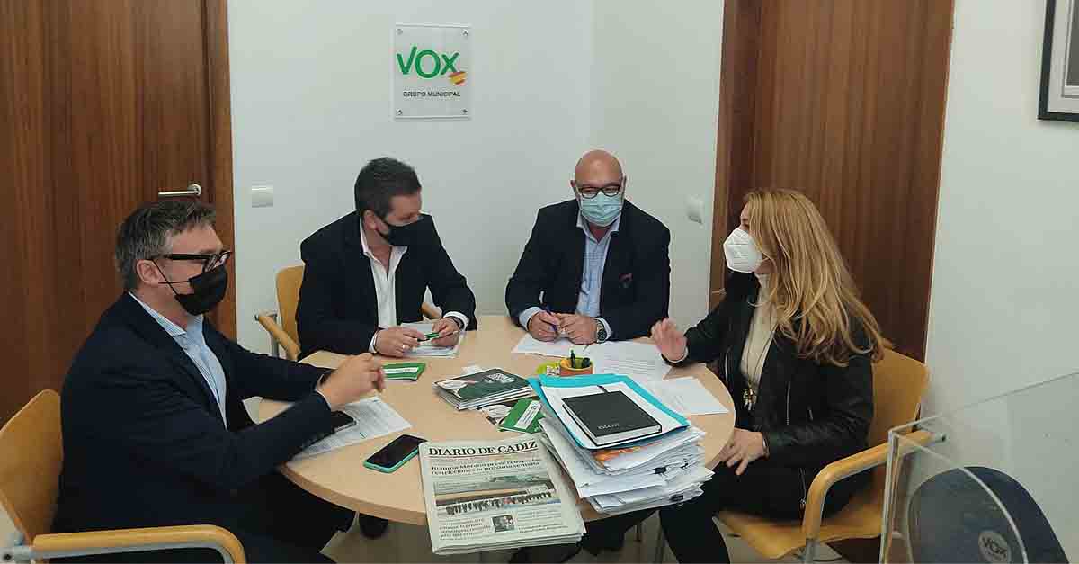El portavoz de Vox en el Parlamento de Andalucía visita el Ayuntamiento de El Puerto